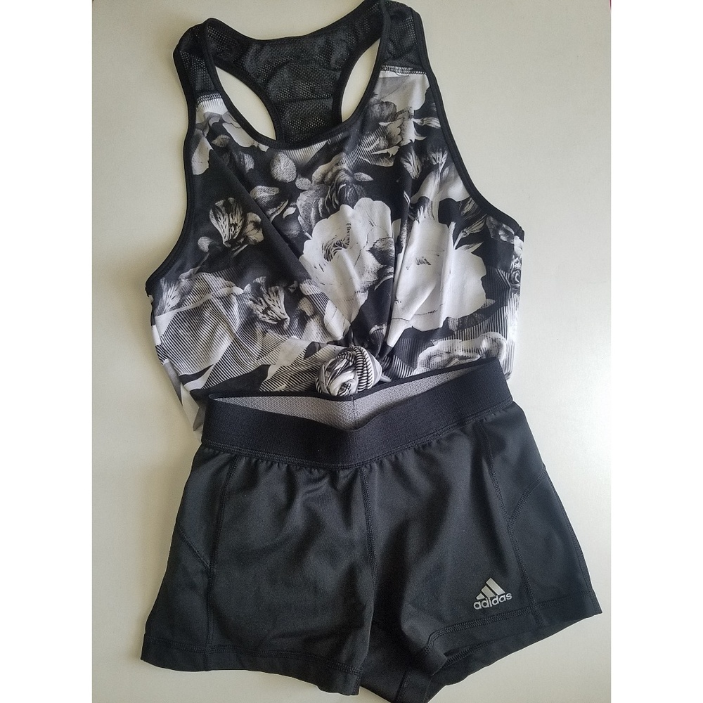 ⚠️NWOT Black & White Roses Workout Top